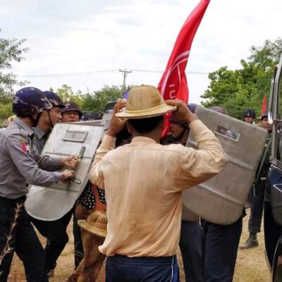 La police arrête des manifestants de l'hôtel Tharabar Gate (archive)