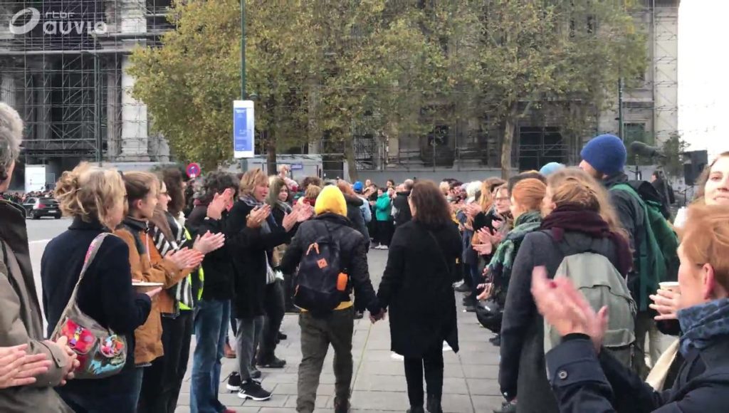 Haie d'honneur pour les inculpé(e)s