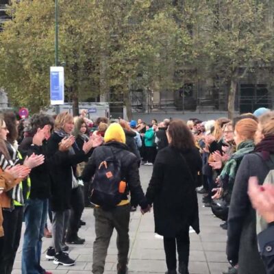 Haie d'honneur pour les inculpé(e)s