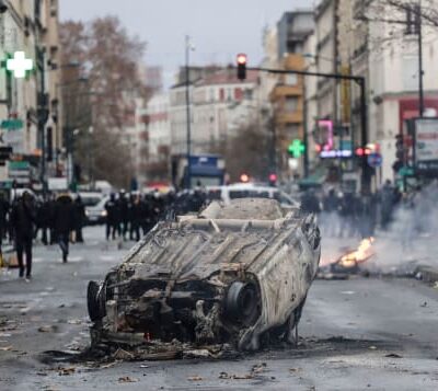 Une voiture a été incendiée à Aubervilliers par des lycéens qui s'opposent à la réforme de l'éducation du gouvernement.