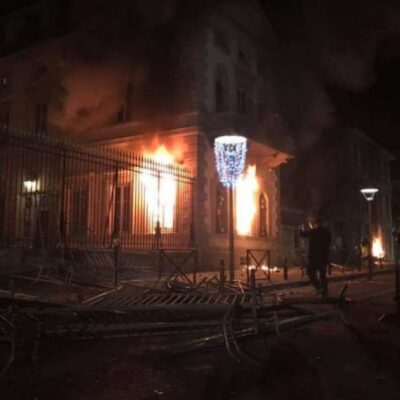 La préfecture de Haute-Loire, à Puy-en-Velay, incendiée par les Gilets Jaunes (archive)
