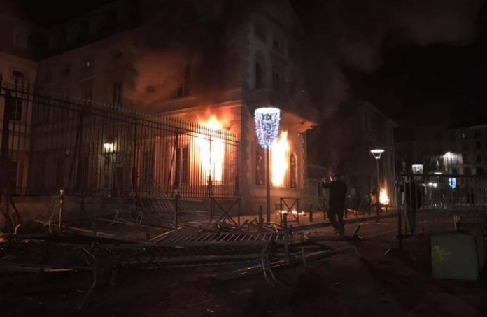 La préfecture de Haute-Loire, à Puy-en-Velay, incendiée par les Gilets Jaunes (archive)