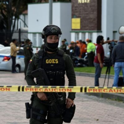 Périmètre de sécurité devant l'Ecole de police après l'attaque