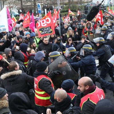Les manifestants et les CRS à Créteil