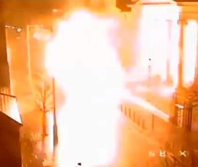 L'explosion de la voiture piégée devant le palais de justice