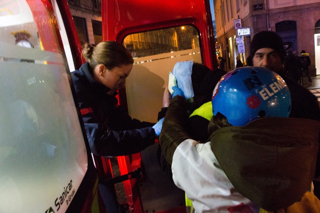 L'évacuation du manifestant blessé