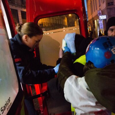L'évacuation du manifestant blessé