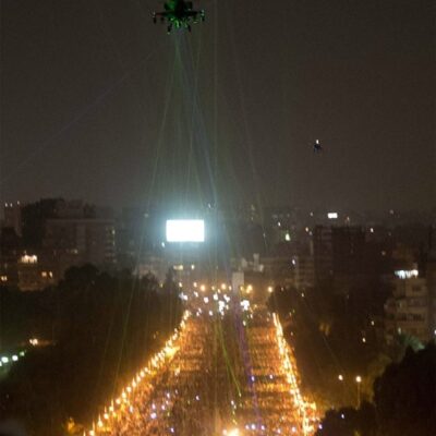 Lasers convergeant vers un hélicoptère de l'armée égyptienne