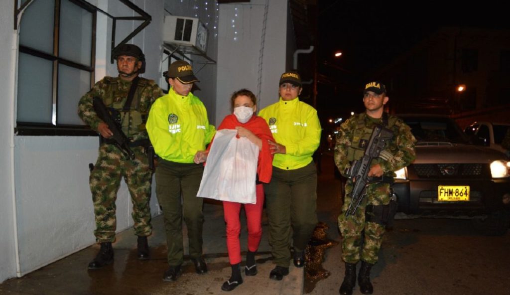 La commandante Darly de l'ELN (au centre) peu après sa capture 