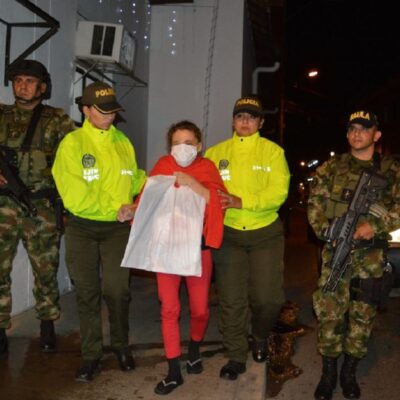 La commandante Darly de l'ELN (au centre) peu après sa capture