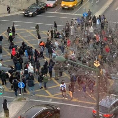 Les manifestants se rassemblant à lisbonne