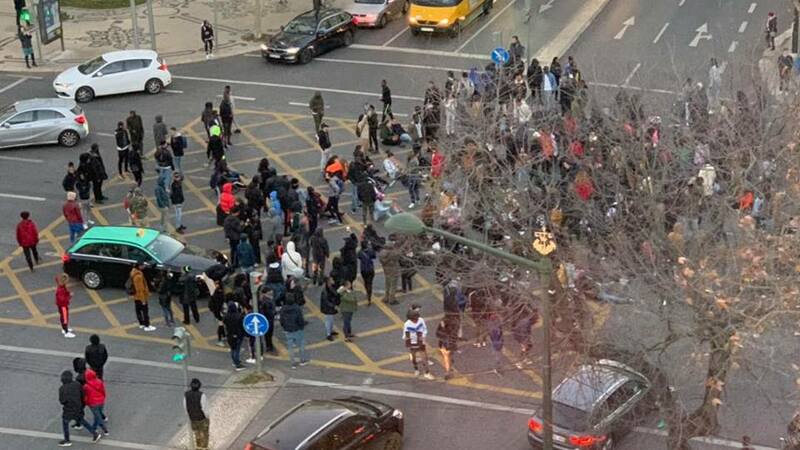 Les manifestants se rassemblant à lisbonne