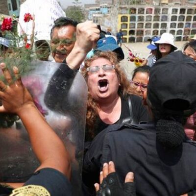 Les familles des maoïstes assassinés protestant lors de la démolition du mausolée