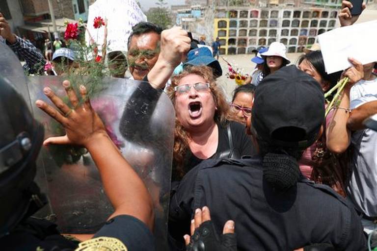 Les familles des maoïstes assassinés protestant lors de la démolition du mausolée