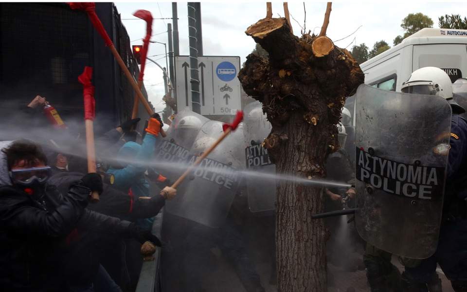 Enseignants contre policiers à Athènes