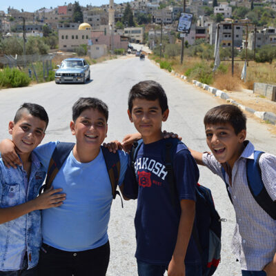 Ecoliers à l'entrée d'al-Lubban Ash-Sharqiya