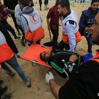 Evacuation d'un manifestant blessé hier mardi à Gaza