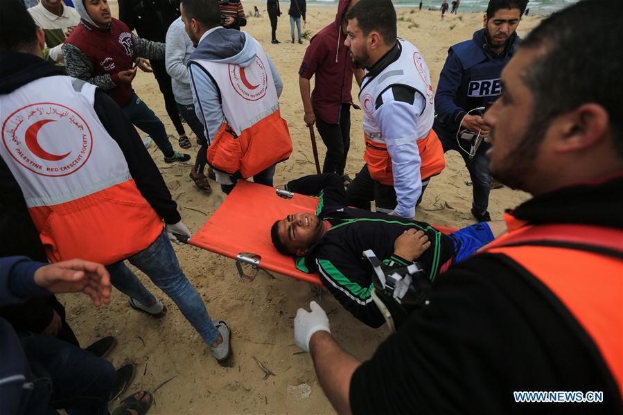 Evacuation d'un manifestant blessé hier mardi à Gaza