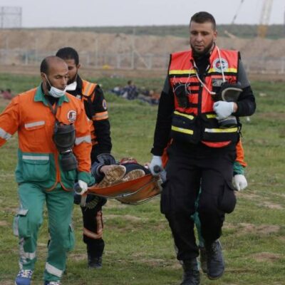 Evacuation d'un des manifestants blessés hier à Gaza