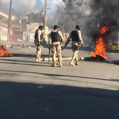 Forces de l'ordre patrouillant dans Port au Prince