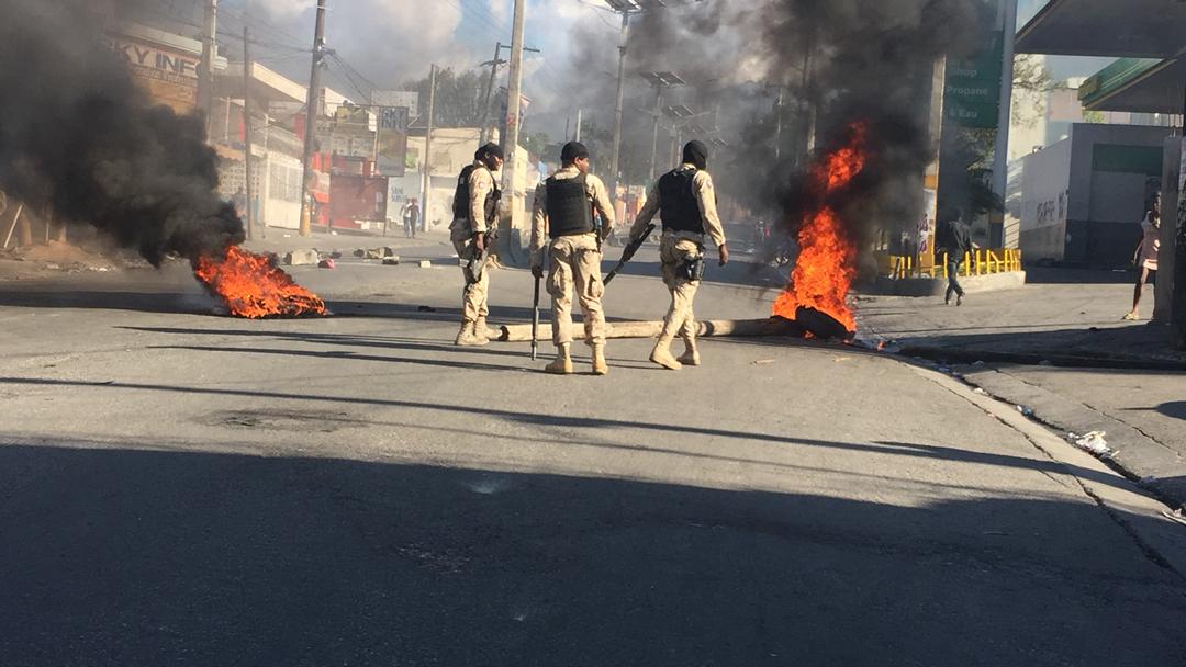Forces de l'ordre patrouillant dans Port au Prince