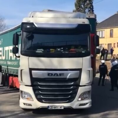 Les camions entrent dans le site sous la protection de la police