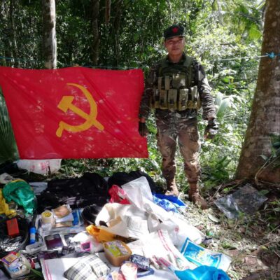 Un militaire exhibant ses trophées