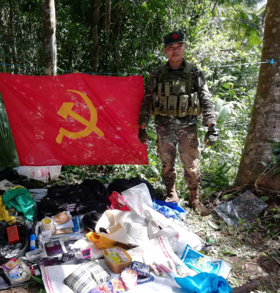 Un militaire exhibant ses trophées