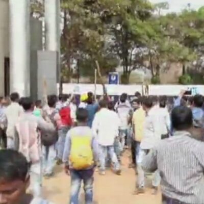 Manifestants à l'entrée de la fonderie
