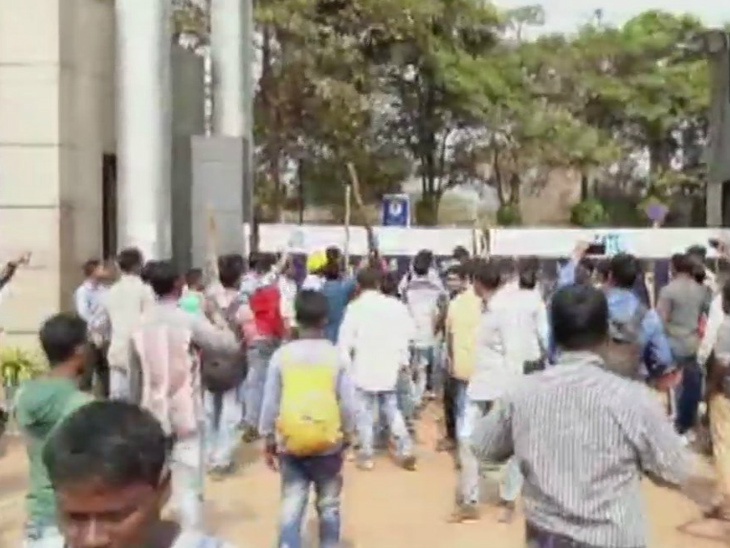 Manifestants à l'entrée de la fonderie