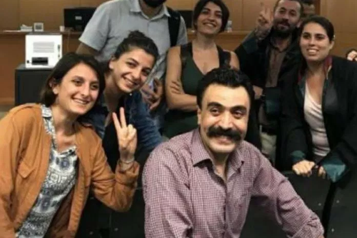 Les avocats condamnés, Barkın Timtik est à gauche