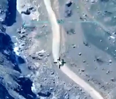 La voiture bombardée par les turcs, dans le collimateur de leur drone