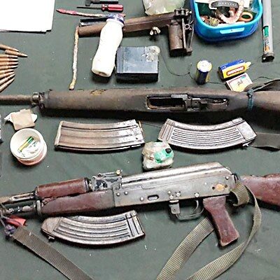 Les armes récupérées autour de la dépouille du