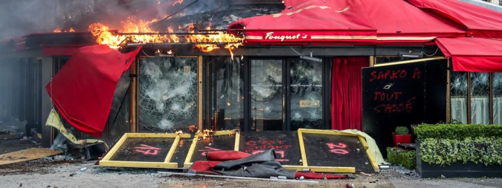 Le restaurant de luxe Le Fouquet's en train de bruler durant l'acte XIII des Gilets Jaunes