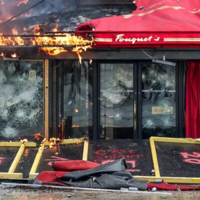 Le restaurant de luxe Le Fouquet's en train de bruler durant l'acte XIII des Gilets Jaunes