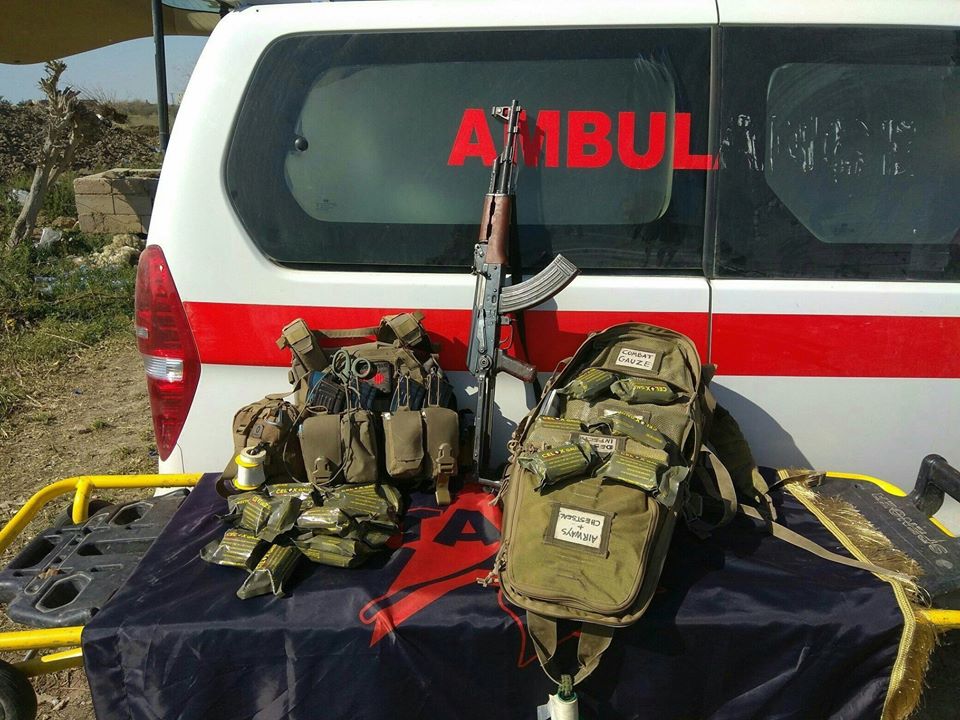 Des Celox dans l'équipement de la medic team de l'unité Tekoşîna Anarşîst (Lutte anarchiste) à Baghouz