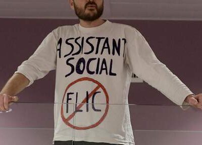 A une protestation des travailleurs sociaux contre la loi