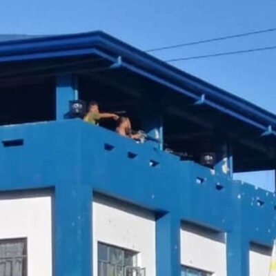 Policiers armés retranchés sur le toit du commissariat de Victoria