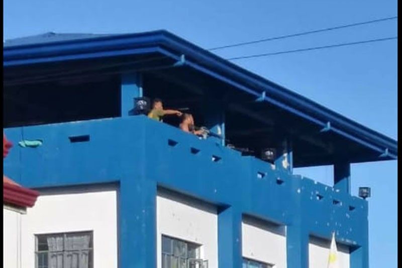 Policiers armés retranchés sur le toit du commissariat de Victoria