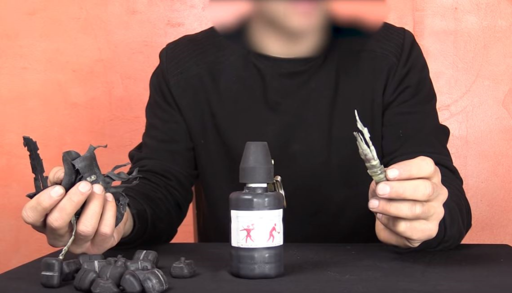 Photo extraite d’une conférence de Désarmons-les !