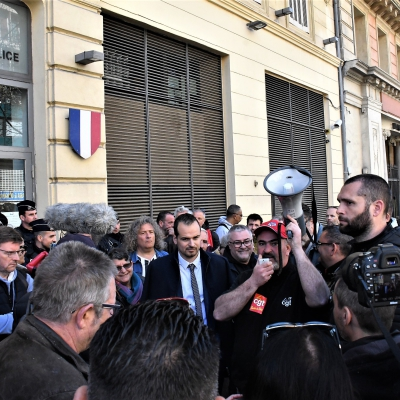 Rassemblement devant le commissariat de Noailles