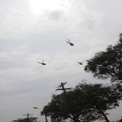 Les hélicoptères survolant le campus