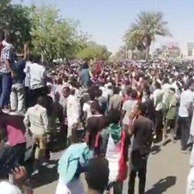 Les manifestants devant le QG de l'armée, avant l'intervention de la police