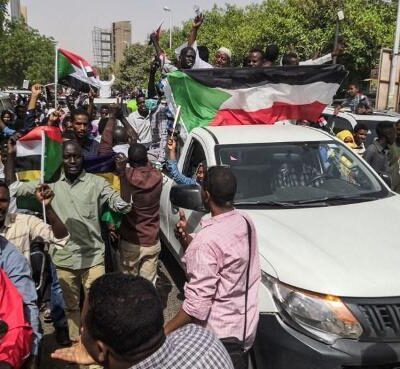 La foule célèbre la chute du régime