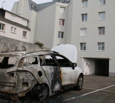 La Renault incendiée