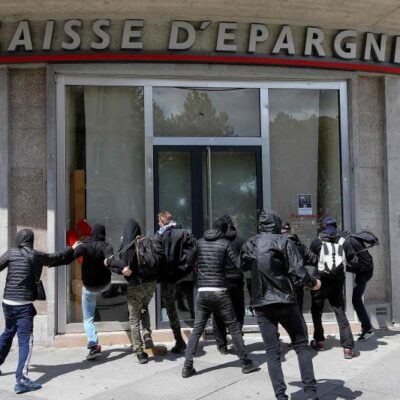 Les manifestants attaquent un banque à Amiens