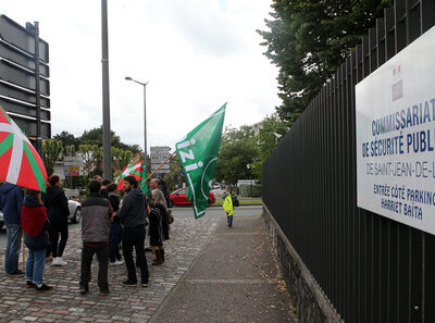 Rassemblement mardi soir devant le commissariat de Saint-Jean-de-Luz en soutien aux interpellés