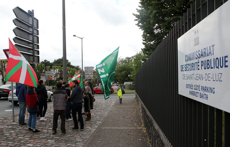 Rassemblement mardi soir devant le commissariat de Saint-Jean-de-Luz en soutien aux interpellés