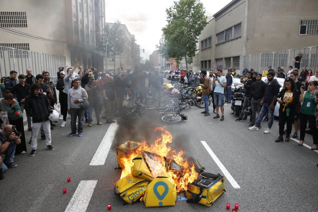 Rassemblement devant le siège de Glovo