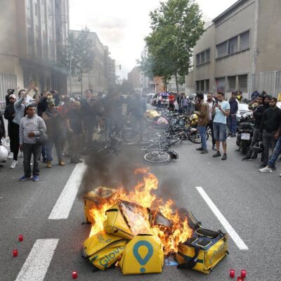 Rassemblement devant le siège de Glovo
